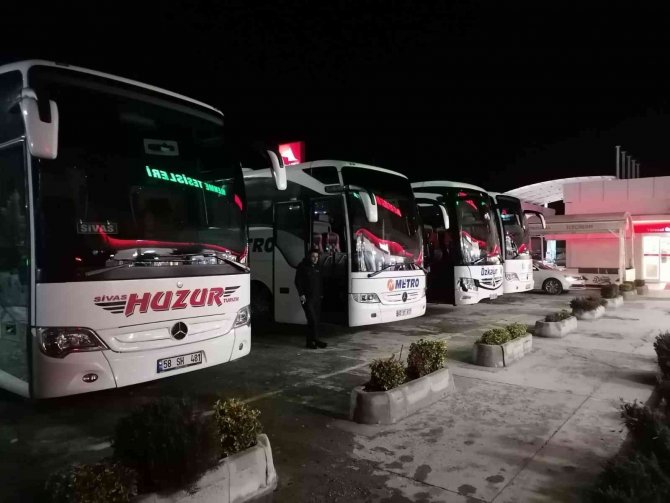 16 Saattir Kar Ve Tipi Nedeniyle Kapalı Olan Yolda Sürücüler Dinlenme Tesislerinde Bekliyor