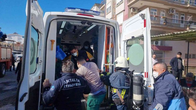 Otel Lojmanında Çıkan Yangında Alevlerin Arasında Mahsur Kaldılar