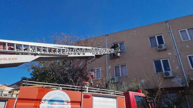 Otel Lojmanında Çıkan Yangında Alevlerin Arasında Mahsur Kaldılar