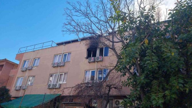 Otel Lojmanında Çıkan Yangında Alevlerin Arasında Mahsur Kaldılar