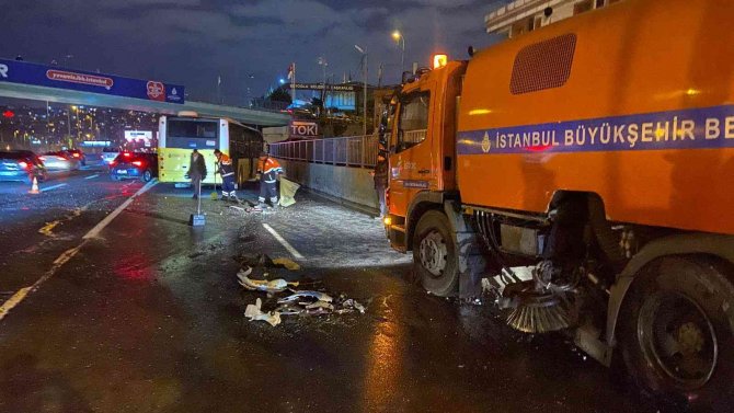 Beyoğlu’nda Makas Atan Otomobil Yol Temizleme Aracına Çarptı: 2 Yaralı