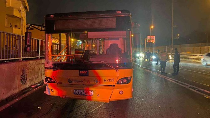 Beyoğlu’nda Makas Atan Otomobil Yol Temizleme Aracına Çarptı: 2 Yaralı