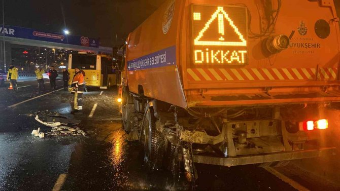 Beyoğlu’nda Makas Atan Otomobil Yol Temizleme Aracına Çarptı: 2 Yaralı
