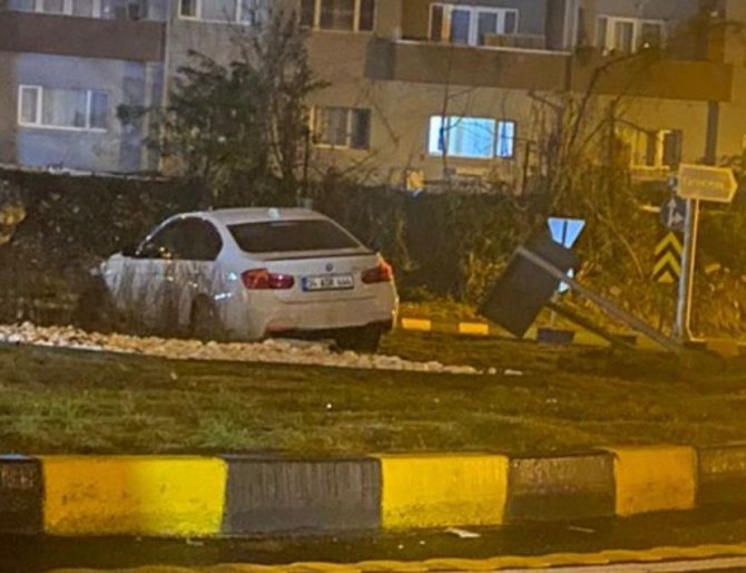 Kontrolden Çıkan Otomobil Önündeki Araçla Çarpıştı