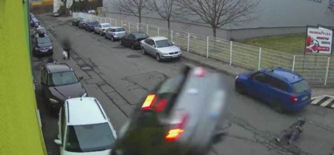 Çekya’da Kontrolden Çıkıp Uçan Araç Kadına Çarptı