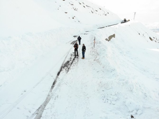 Bingöl’de Çığ Nedeniyle Kapanan Yol Ulaşıma Açıldı