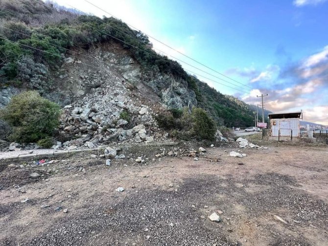 Çınarcık-armutlu Kara Yolundaki Heyelanlı Bölgede Temizlik Çalışması