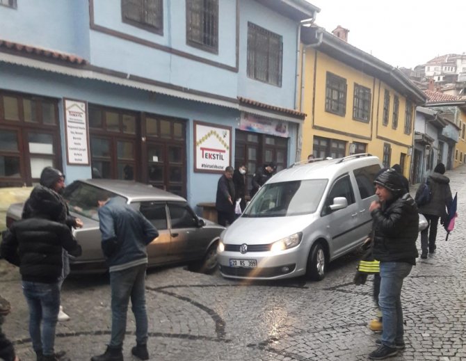 Seyir Halindeki Araç Çöken Yolun İçine Düştü