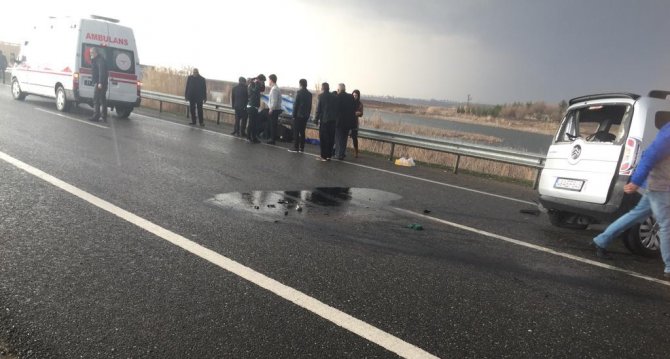 Diyarbakır’da Hafif Ticari Araç İle Tır Kafa Kafaya Çarpıştı:1’i Ağır 5 Yaralı