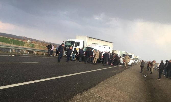 Diyarbakır’da Hafif Ticari Araç İle Tır Kafa Kafaya Çarpıştı:1’i Ağır 5 Yaralı