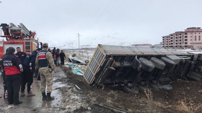 Erzincan’da Tır İle Otomobil Çarpıştı: 2 Ölü