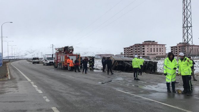 Erzincan’da Tır İle Otomobil Çarpıştı: 2 Ölü