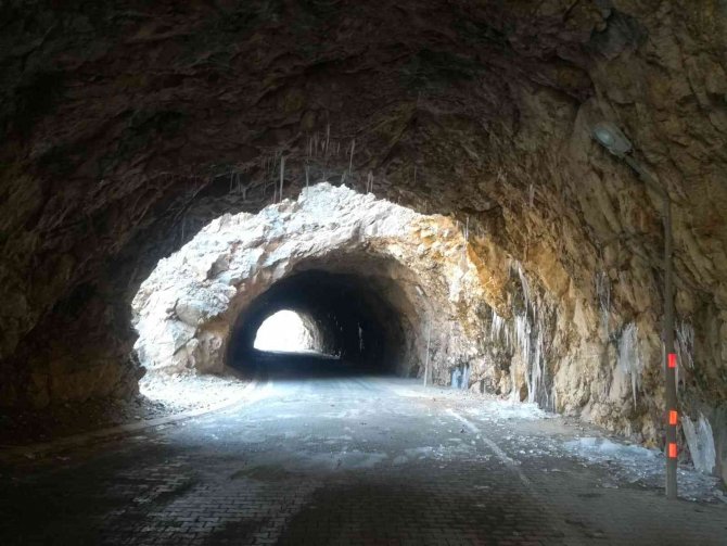 132 Yıllık Taş Yol Suyla Doldu