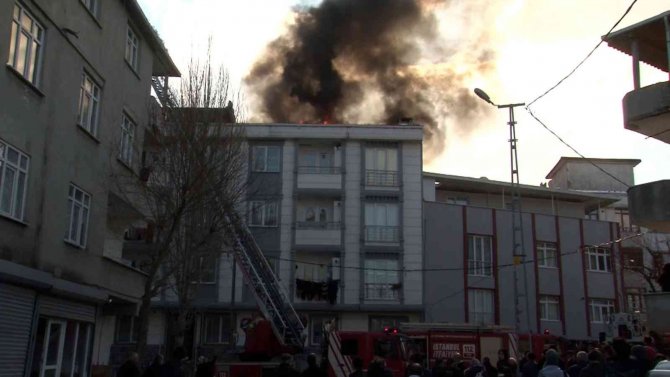Esenyurt’ta 4 Katlı Binanın Çatısı Alev Alev Yandı