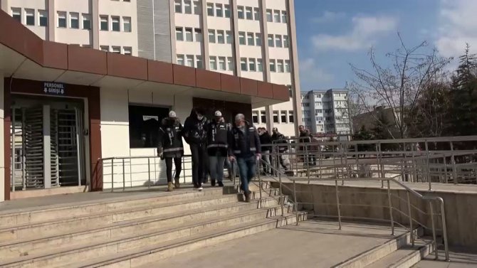 Bir Araca El Yapımı Patlayıcı Atan Şüpheli Tutuklandı