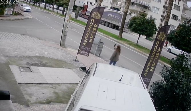 Genç Kız Kapkaççının Peşinden Koştu Ama Yetişemedi