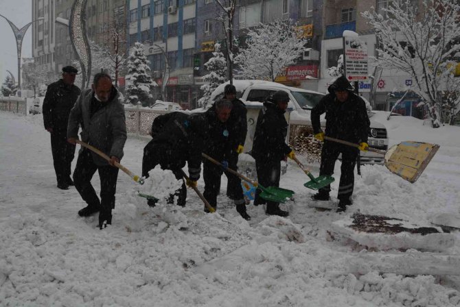 Hakkari’de Karla Mücadele Sürüyor