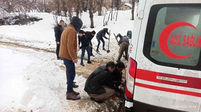 Yolda Mahsur Kalan Ambulansı Köylüler Kurtardı