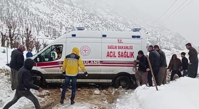 Yolda Mahsur Kalan Ambulansı Köylüler Kurtardı