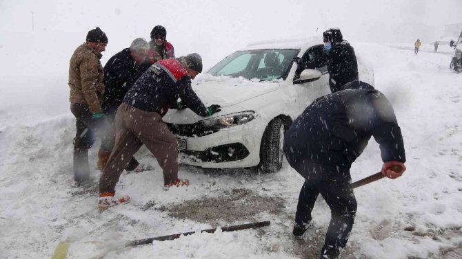 Yüksekova’da Kar Hayatı Felç Etti, 8 Araç Zincirleme Kaza Yaptı