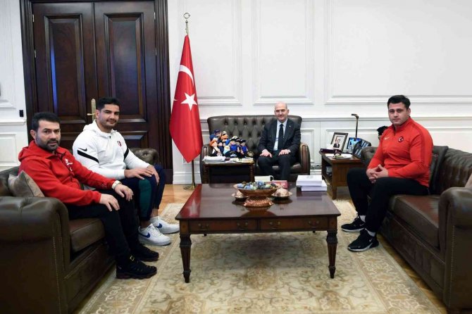 İ̇çişleri Bakanı Soylu: “Milli Güreşçilerimiz Taha Akgül Ve Rıza Kayaalp İle Antrenör Abdullah Çakmak Misafirimiz”