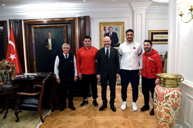 İ̇çişleri Bakanı Soylu: “Milli Güreşçilerimiz Taha Akgül Ve Rıza Kayaalp İle Antrenör Abdullah Çakmak Misafirimiz”