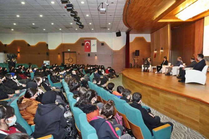 Sultangazili Gençler Medya Sektörünün Deneyimli İsimleriyle Buluştu