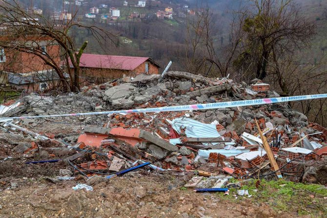 Ordu’da Heyelan Riski Taşıyan 14 Binanın Yıkımı Başladı