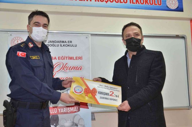 Sınavda Dereceye Giren Velilere Hediyeleri Verildi