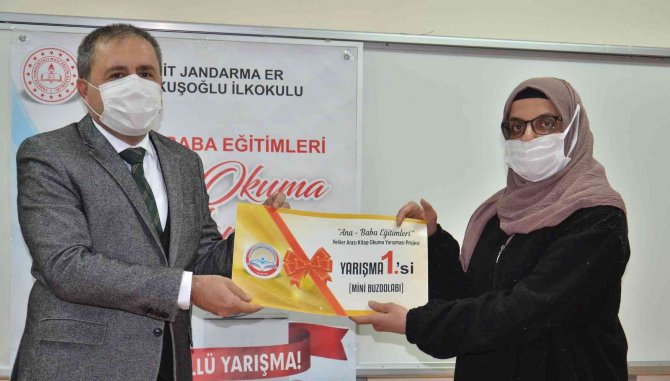 Sınavda Dereceye Giren Velilere Hediyeleri Verildi