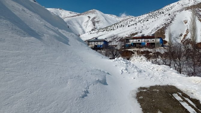 Kahramanmaraş’ta Köy Yoluna Çığ Düştü