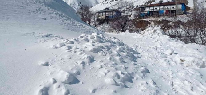 Kahramanmaraş’ta Köy Yoluna Çığ Düştü