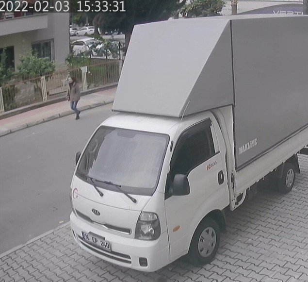 Genç Kız Kapkaççının Peşinden Koştu Ama Yetişemedi