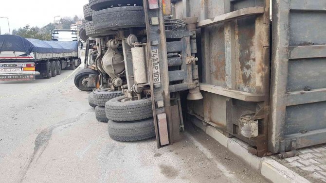 Karabük’te Hurda Yüklü Kamyon Devrildi