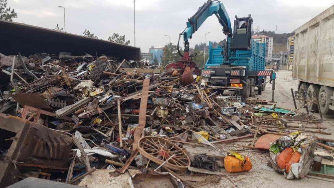 Karabük’te Hurda Yüklü Kamyon Devrildi