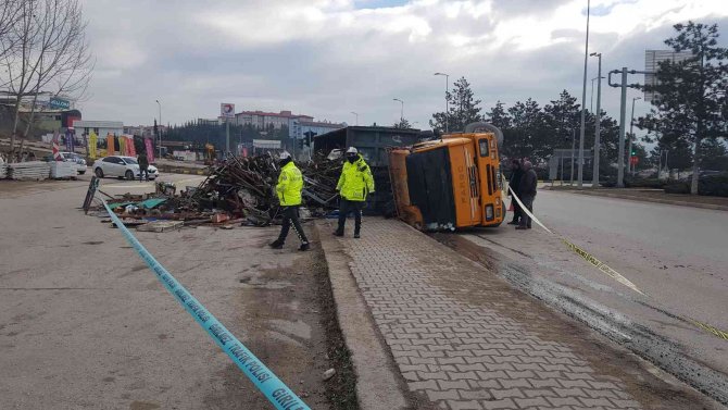 Karabük’te Hurda Yüklü Kamyon Devrildi