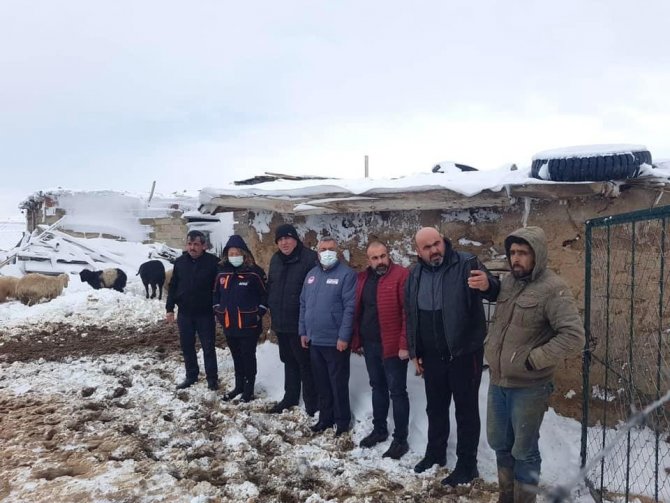 Karaman’da Karın Ağırlığına Dayanamayan Ağılının Çatısı Çöktü