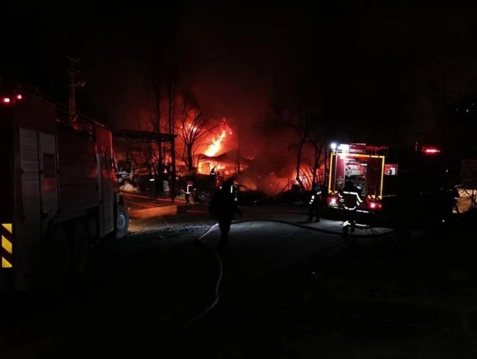 Sanayi Sitesinde Çıkan Yangın, 6 İş Yerinde Hasara Sebep Oldu