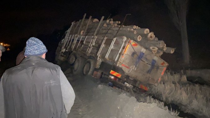 Çöken Yolda Batan Tomruk Yüklü Kamyon Devrilmekten Son Anda Kurtuldu