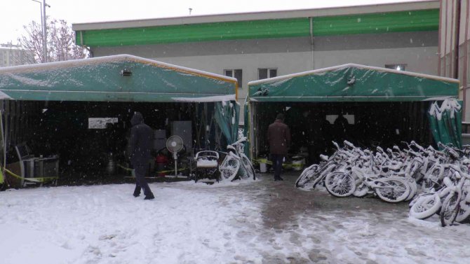 20 Kamyonet Çalıntı Malzeme Emniyet Bahçesinde Sergilendi, Sahiplerini Bekliyor