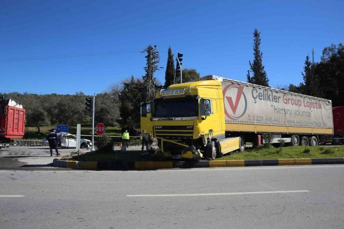 Kırmızı Işıkta Duran Otomobillere Çarptı; 7 Kişi Yaralandı