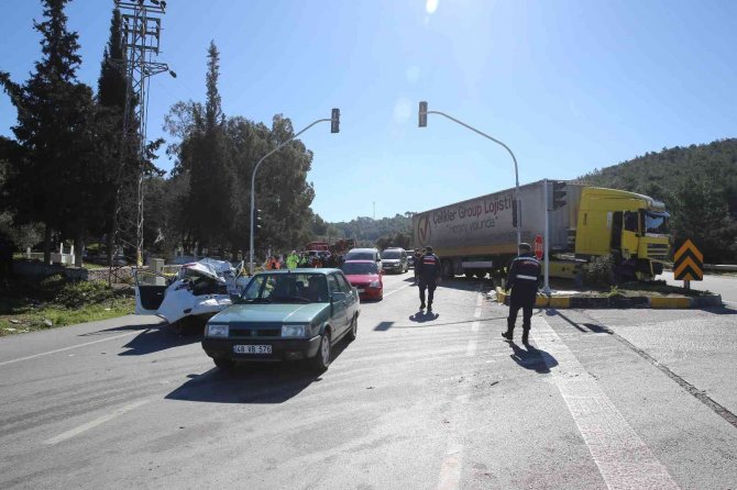 Kırmızı Işıkta Duran Otomobillere Çarptı; 7 Kişi Yaralandı