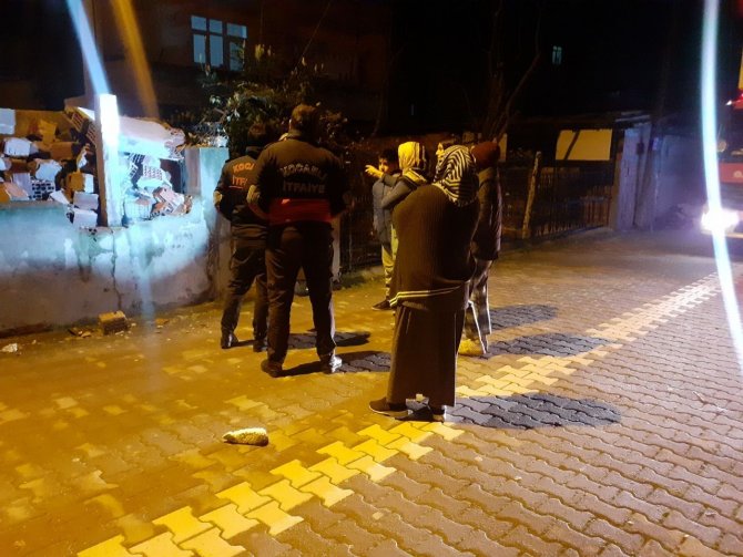 Çatı Katında Sıkışan Kediyi İtfaiye Ekipleri Kurtardı