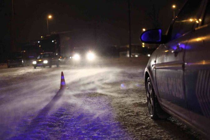 Konya’yı Çevre İllere Bağlayan Yollar, Tipi Nedeniyle Ulaşıma Kapatıldı