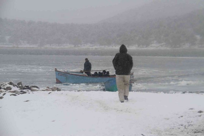 Adada Mahsur Kalan Küçükbaş Hayvanlar Balıkçı Tekneleriyle Taşındı