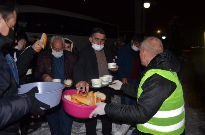 Yolda Mahsur Kalanlara Çorba İkram Edildi