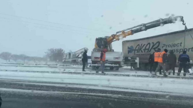 Buzlanan Yolda Zincirleme Kaza: 4 Yaralı