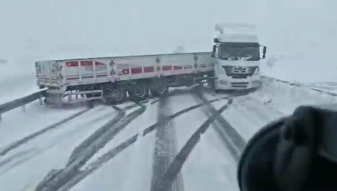 Buzlanan Yolda Kayan Tır Araç Kamerasında