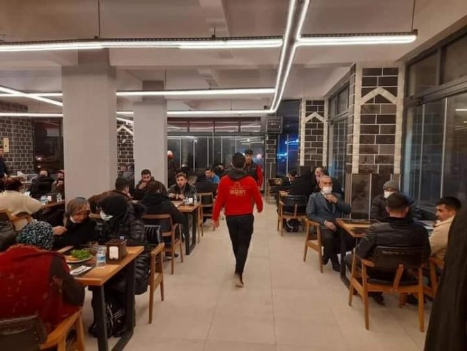 Yolda Kalan Araçlardaki Vatandaşlara Çorba İkramı