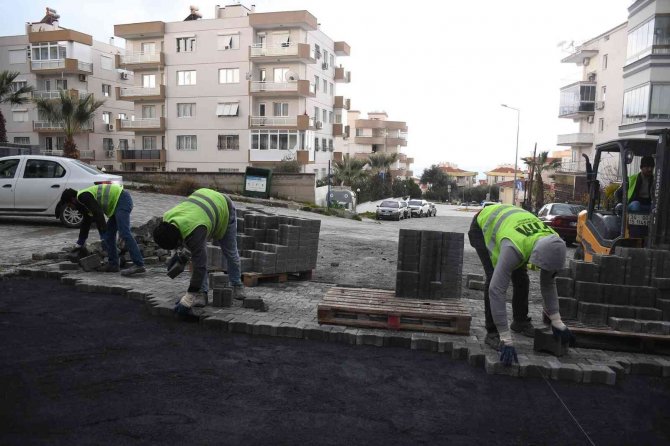 Kuşadası’nda Yol Yapım Çalışmaları Devam Ediyor